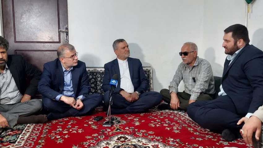حضور وزیر تعاون، کار و رفاه اجتماعی و استاندار البرز در منزل شهید کارگر، سید روح الله عجمیان