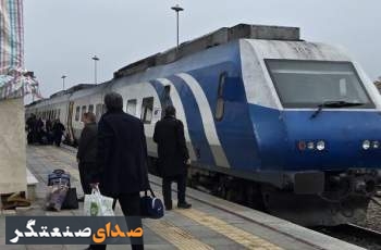 ۴ ساعت بلاتکلیفی مسافران قطار در هوای سرد ؛ نقص فنی ریل باس مشهد-تهران